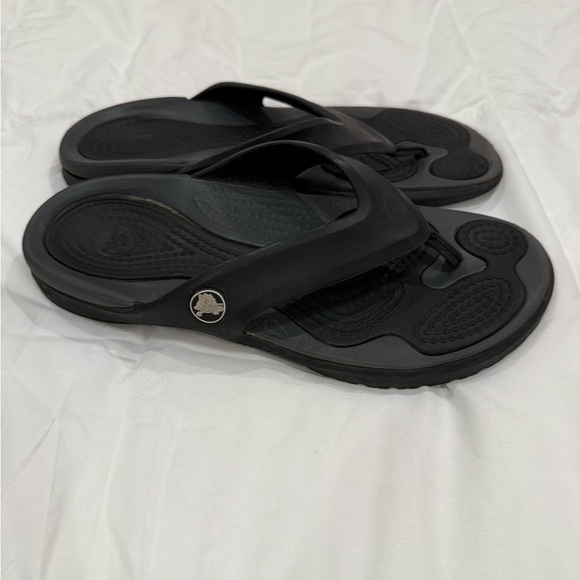 **CROCS Men's M8 / Women's W10 Black Flip Flops – Comfortable & Lightweight** - Picture 2 of 6